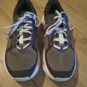 Women's On Shoes Size 10 Wide